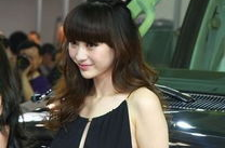 美女裸装,挑战传统审美，展现个性魅力”